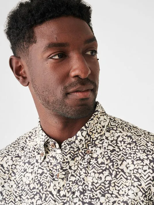 Faherty Short-Shirt Stretch Playa Shirt in Washed Black Hilo Floral