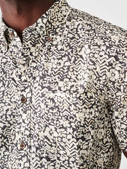 Faherty Short-Shirt Stretch Playa Shirt in Washed Black Hilo Floral