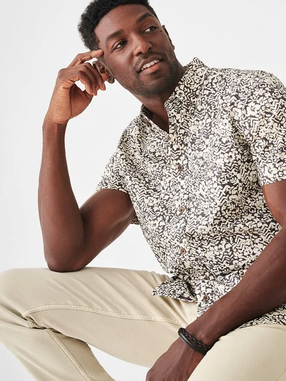 Faherty Short-Shirt Stretch Playa Shirt in Washed Black Hilo Floral
